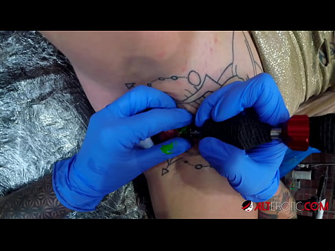 ❤️ Extreem getatoeëerde hottie Sully Savage kreeg een tatoeage op haar clitoris Porno at nl.allo-sex.ru ☑